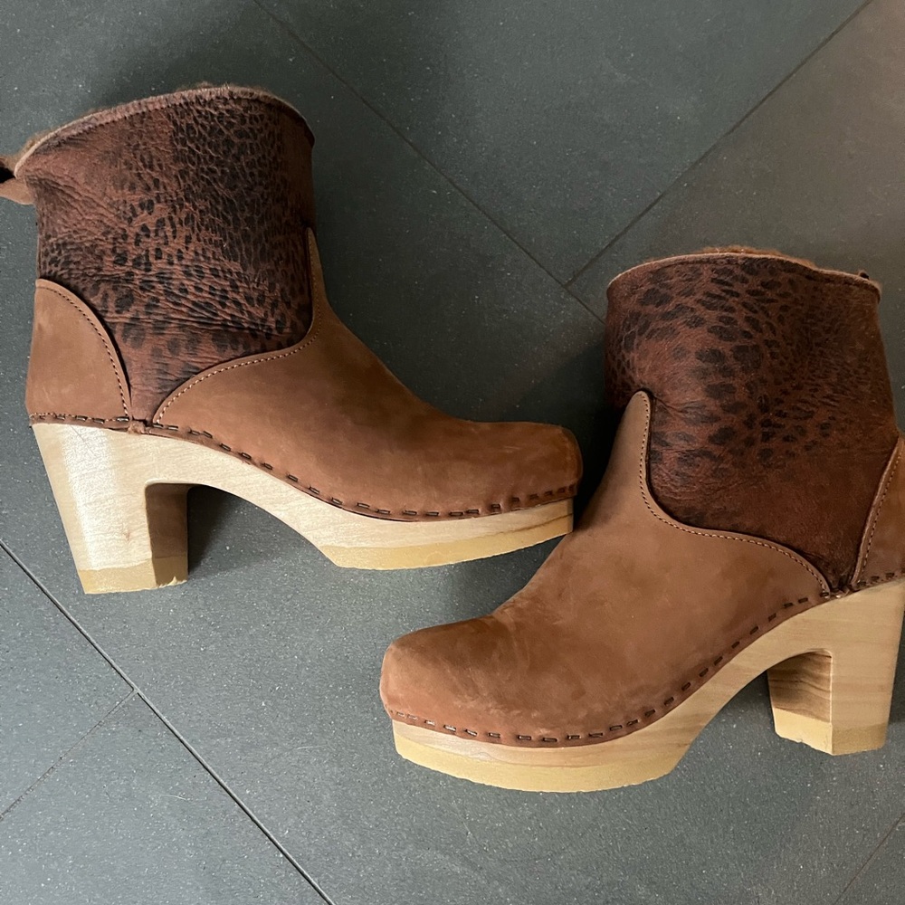 Brown Mules with Chunky Heel and Soft Suede Material